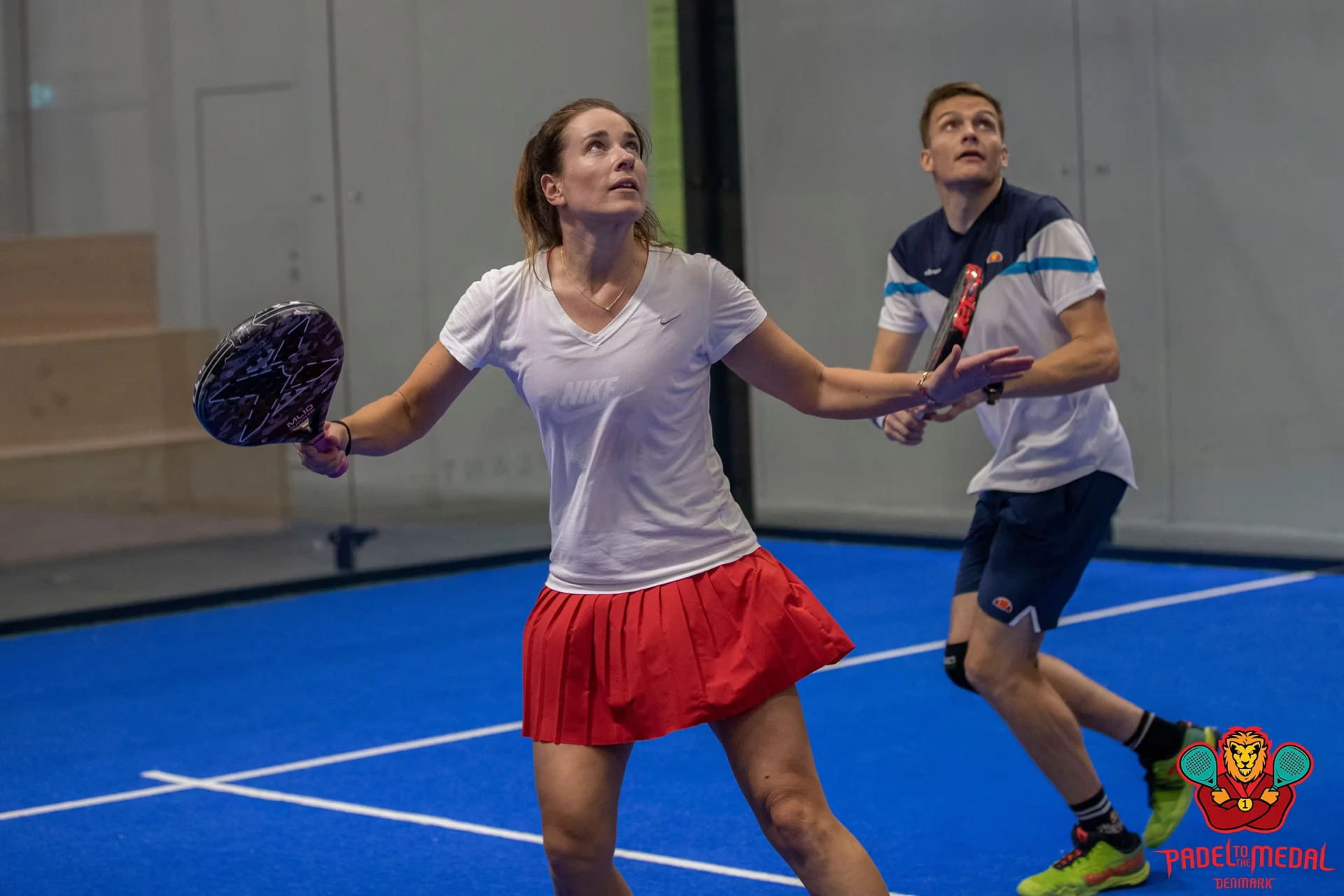 Padelspillere i aktion hos Padelhuset