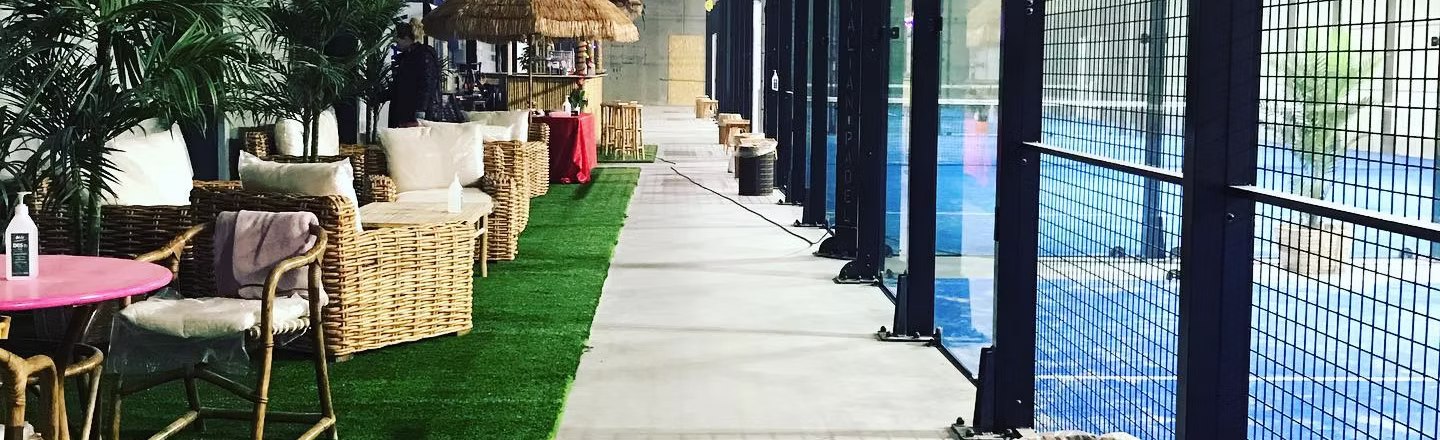 Loungeområde med tiki bar og palmer i Padelhuset Gilleleje